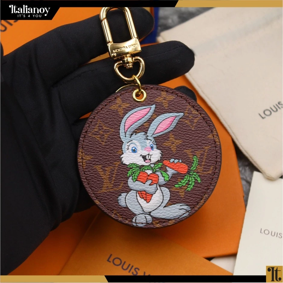Illustre rabbit-shaped charm eating a carrot and key holder for the bag
